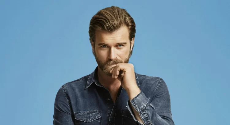 Kıvanç Tatlıtuğ bağış gecesine girişiyle gündem oldu