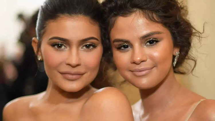 Kylie Jenner tahtını Selena Gomez e bıraktı