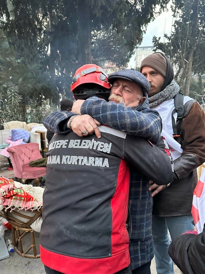 Mine Tugay depremde vefat eden arkadaşına veda etti