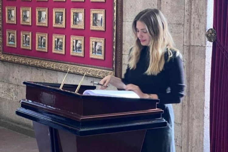 Anıtkabir'i ziyaret eden Eda Ece gözyaşlarına boğuldu