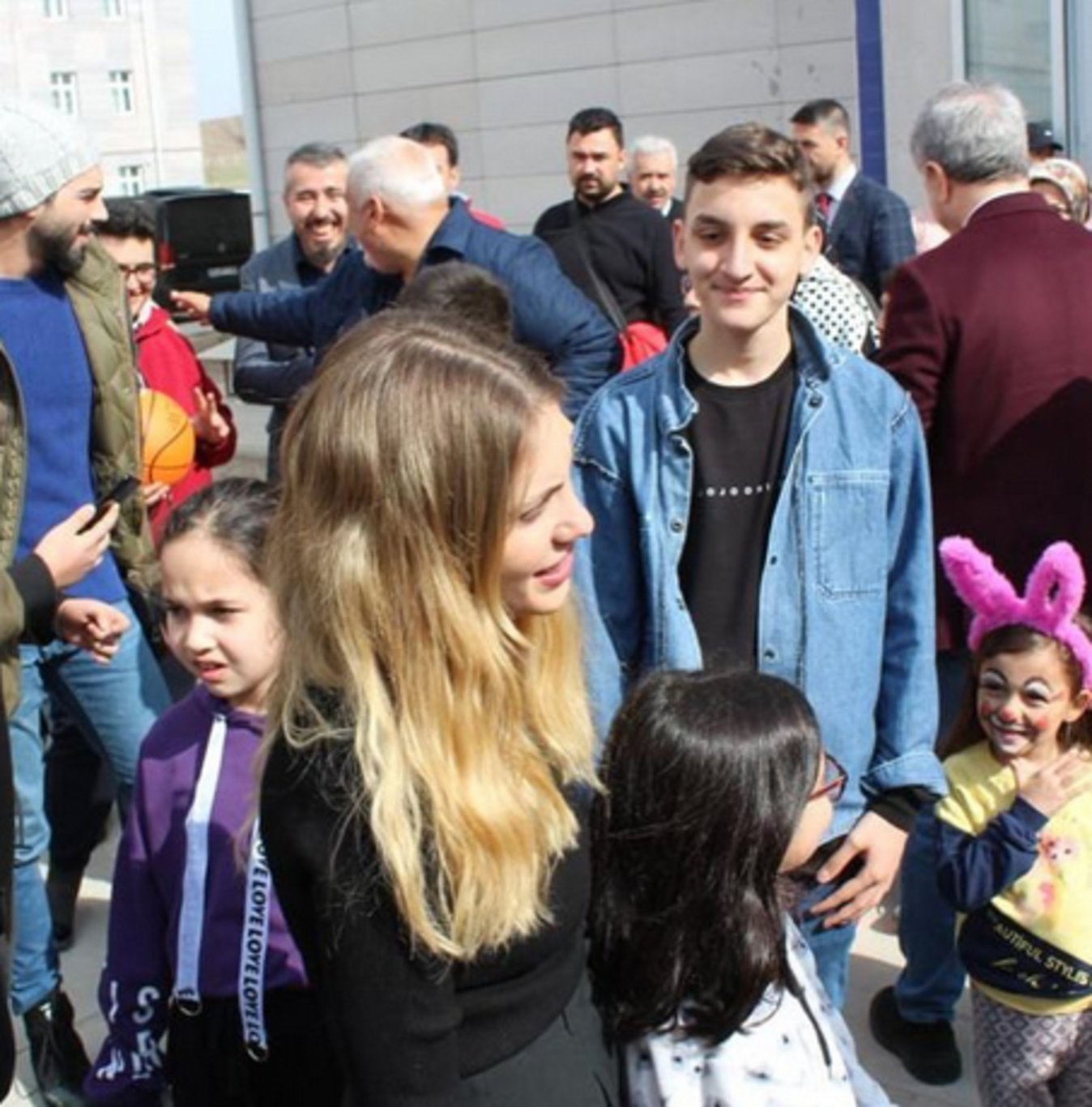 Anıtkabir'i ziyaret eden Eda Ece gözyaşlarına boğuldu