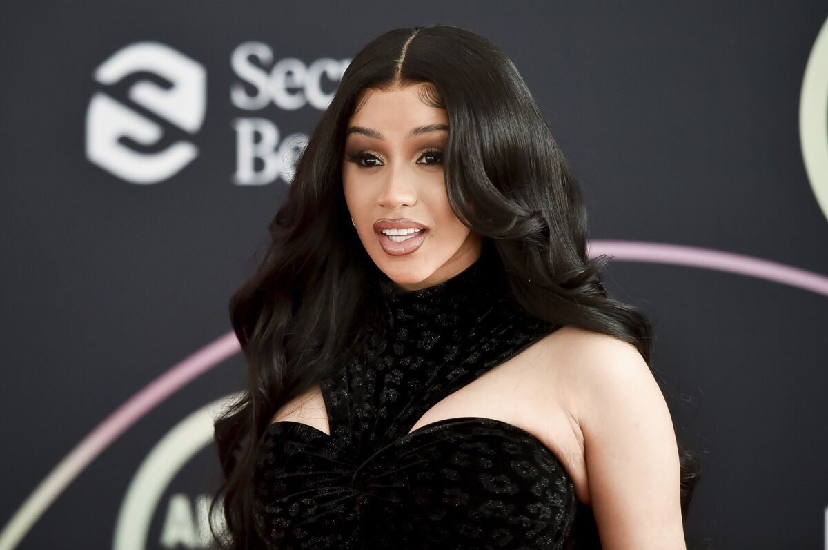 Cardi B güzellik sektörüne adım attı