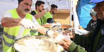 Cengiz Bozkurt, Kahramanmaraş ve İskenderun’da yardım çalışmalarına katıldı
