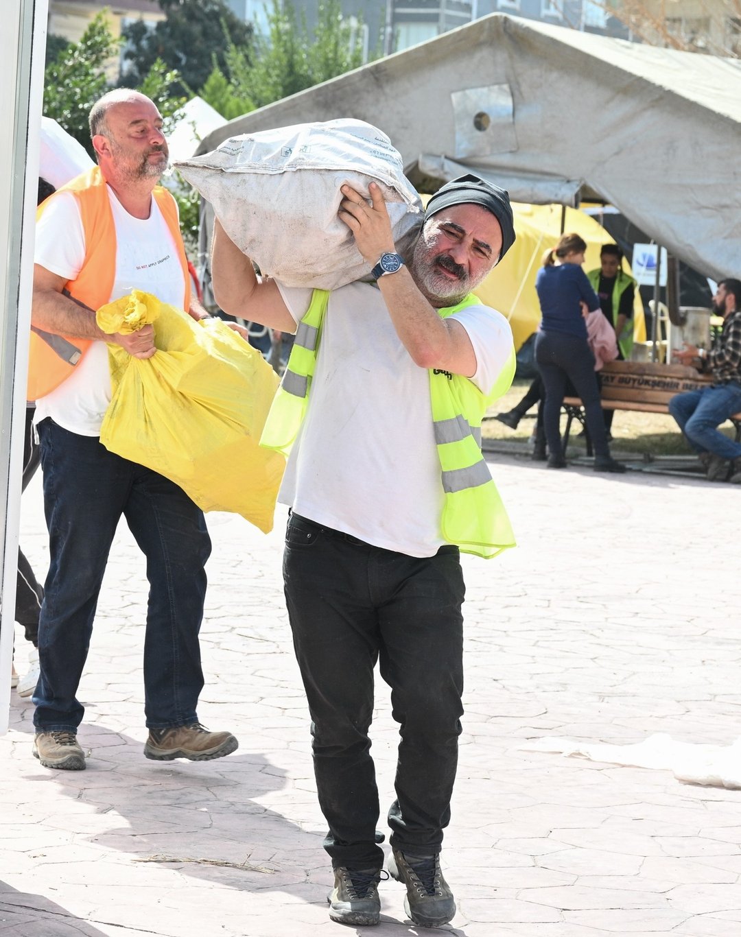 Cengiz Bozkurt, Kahramanmaraş ve İskenderun’da yardım çalışmalarına katıldı