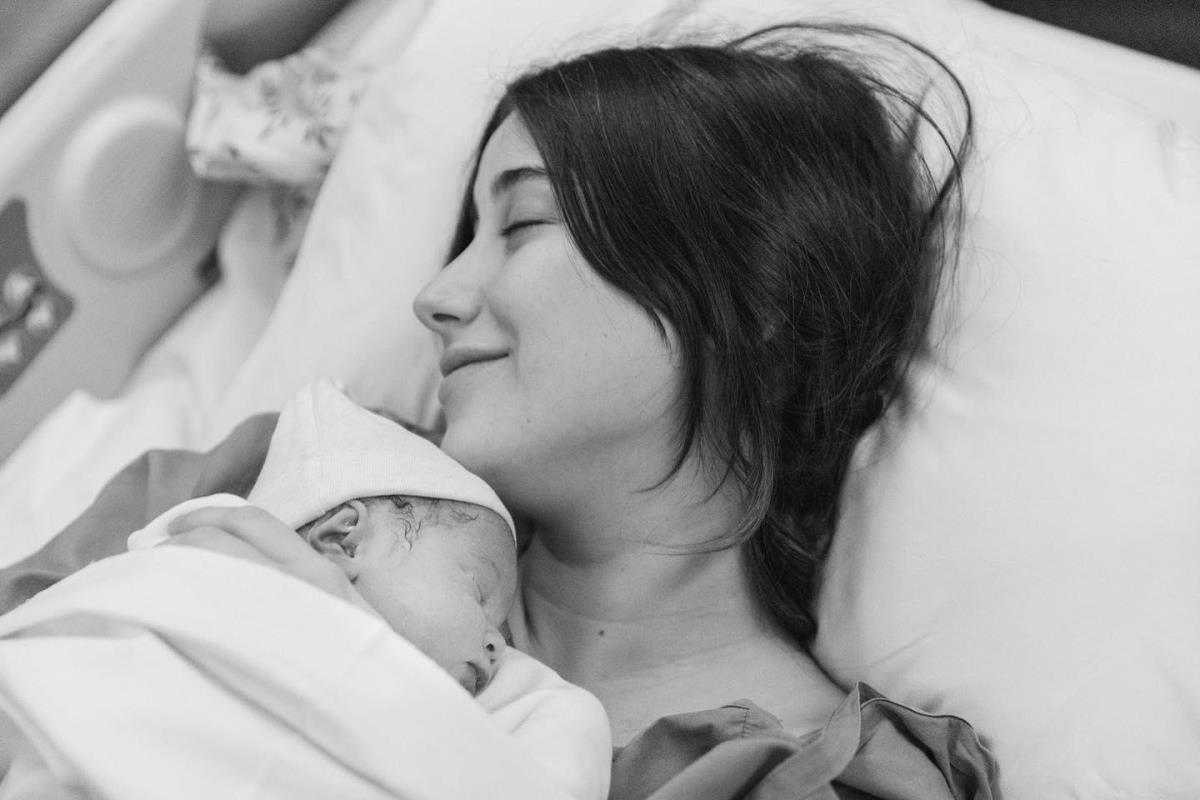Hazal Kaya kızı Leyla Süreyya ile ilk karesini paylaştı