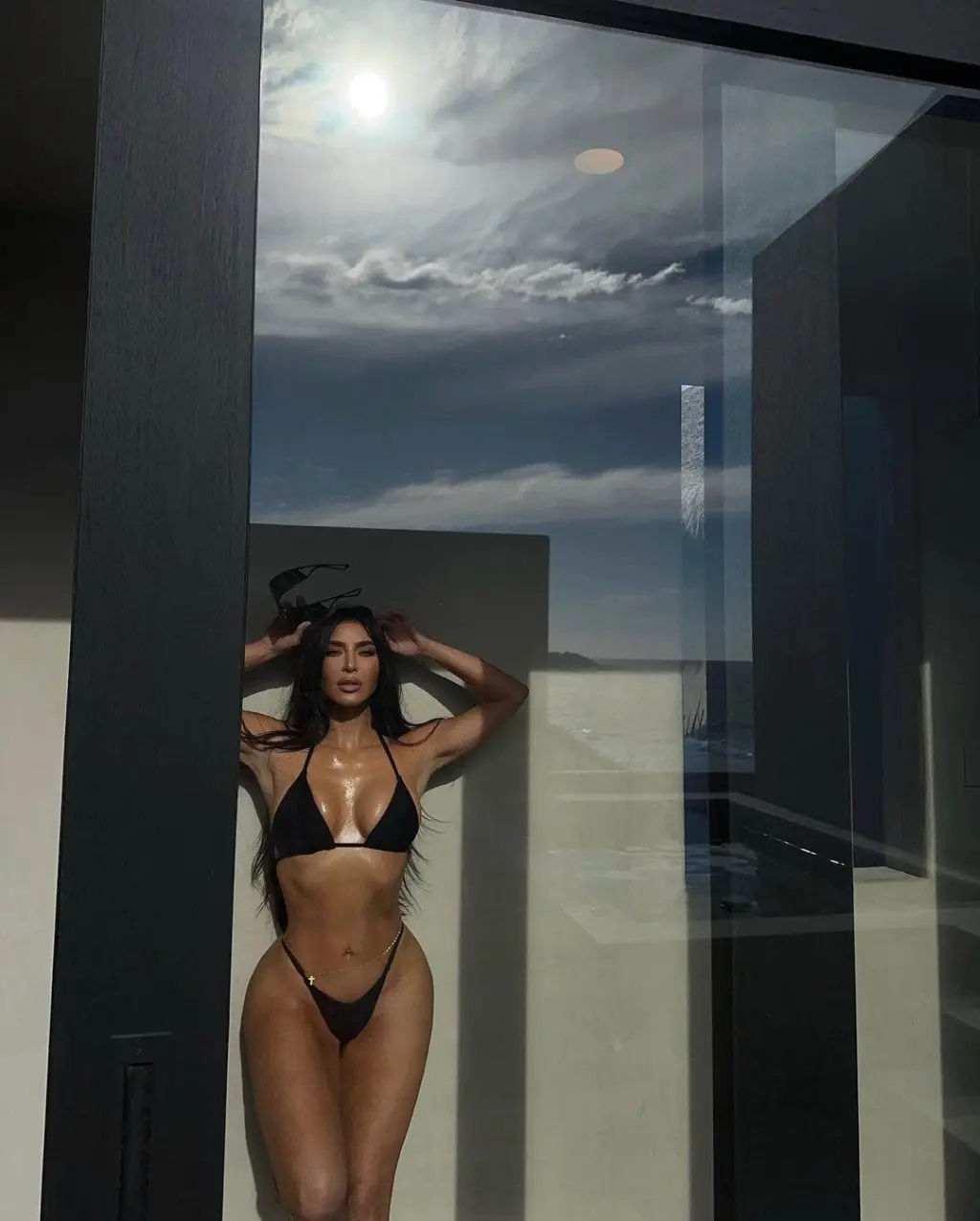 Kim Kardashian duşta bikinisiyle poz verdi