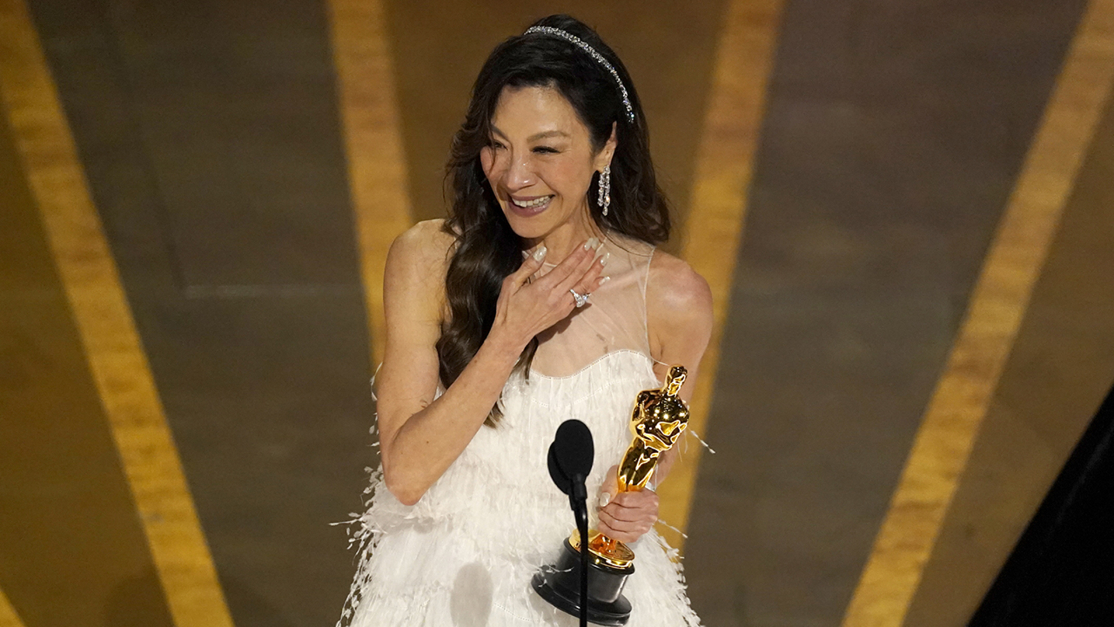 Michelle Yeoh, Oscar tarihinde bir ilke imza attı!