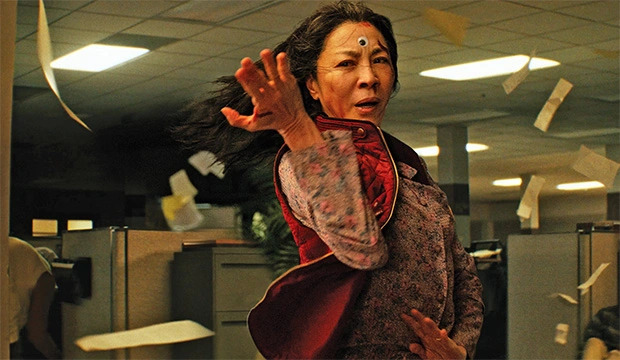 Michelle Yeoh, Oscar tarihinde bir ilke imza attı!