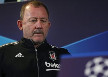 Sergen Yalçın görüntü vermemek için arka kapıdan çıktı