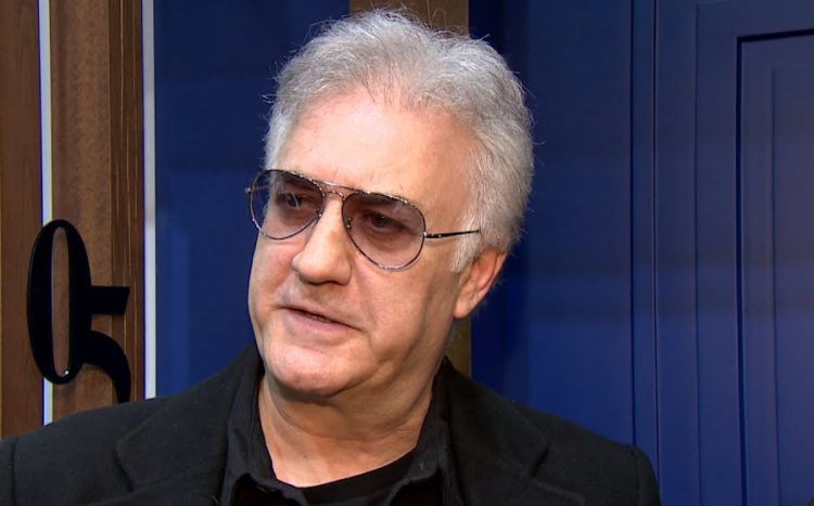 Tamer Karadağlı depremzede çocuk ile verdiği pozunu sosyal medyadan paylaştı