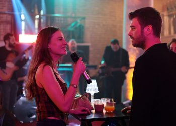 Aile dizisinin yeni bölümünde Serenay Sarıkaya'nın 'Yaramızda Kalsın' şarkısı sosyal medyada gündem oldu
