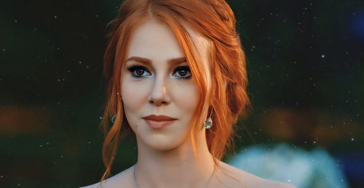 Elçin Sangu’nun bahar pozlarına beğeni yağdı Sezona giriş yapılmıştır