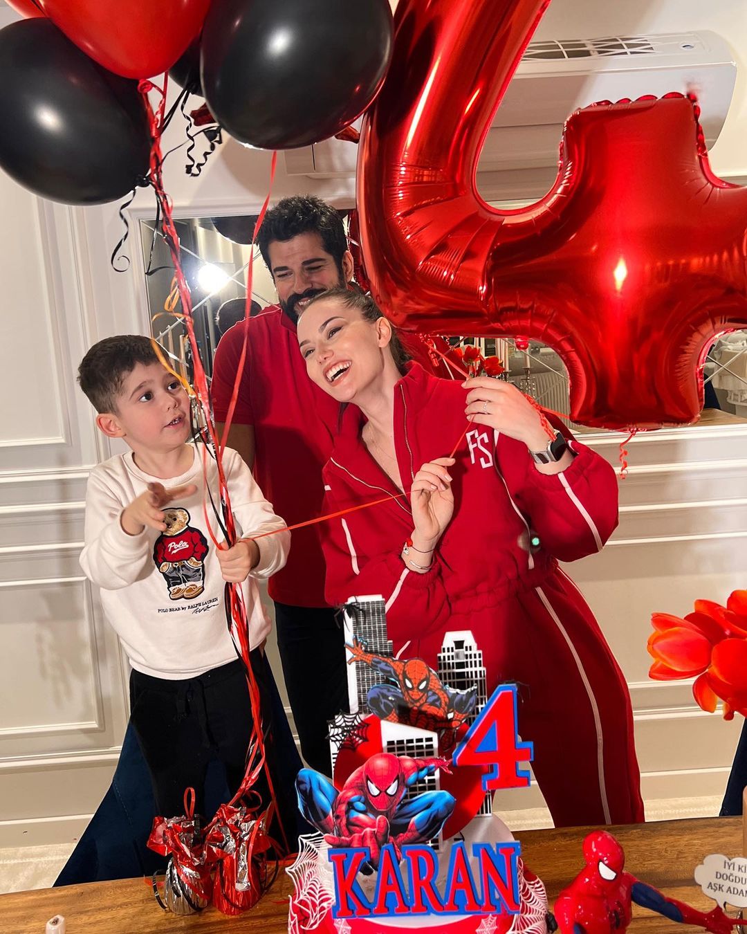 Fahriye Evcen oğlu Karan'ın yaş günü kutlamasından paylaştı
