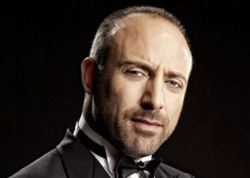Halit Ergenç deprem yardım konserinde sahneye çıktı