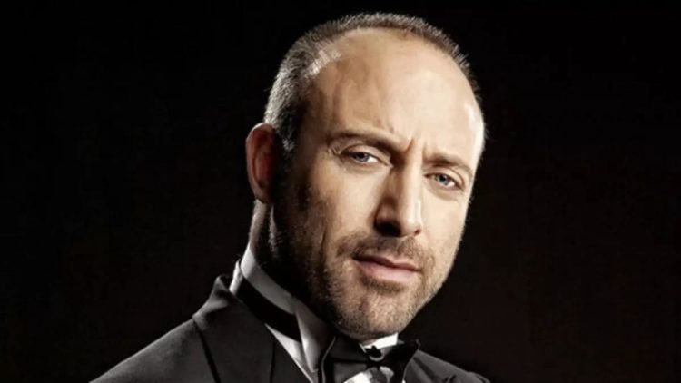 Halit Ergenç deprem yardım konserinde sahneye çıktı