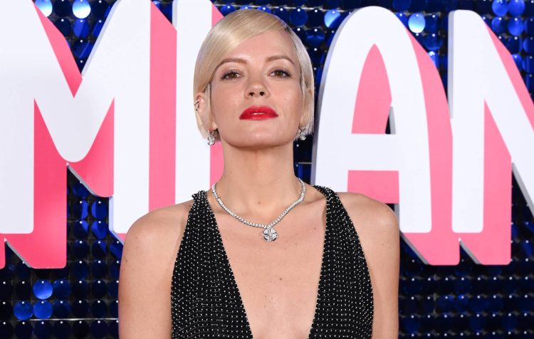İngiliz şarkıcı Lily Allen hastalığını duyurdu