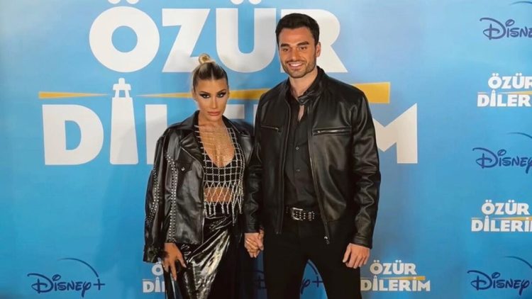 İrem Derici ve Atakan Işıktutan galada el ele poz verdi