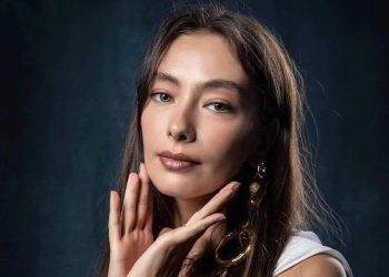 Neslihan Atagül’ün hayranları arasında selfie yarışı