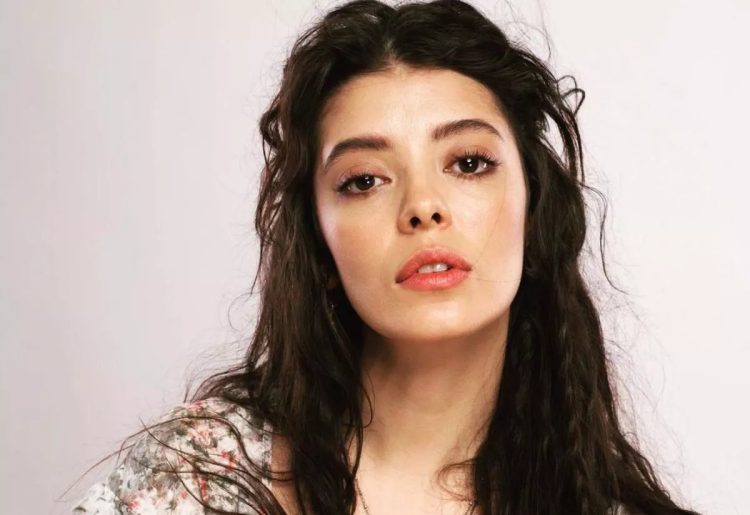 Selin Şekerci başrol oynadığı projesi hakkında açıklamada bulundu
