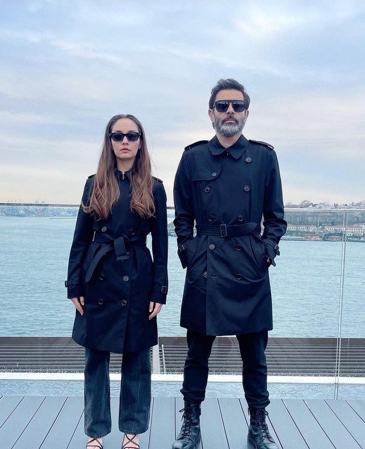 Zeynep Tuğçe Bayat ve Cansel Elçin’den aşk pozları