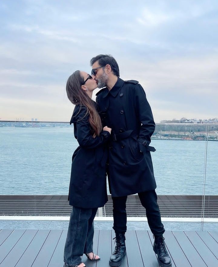 Zeynep Tuğçe Bayat ve Cansel Elçin’den aşk pozları
