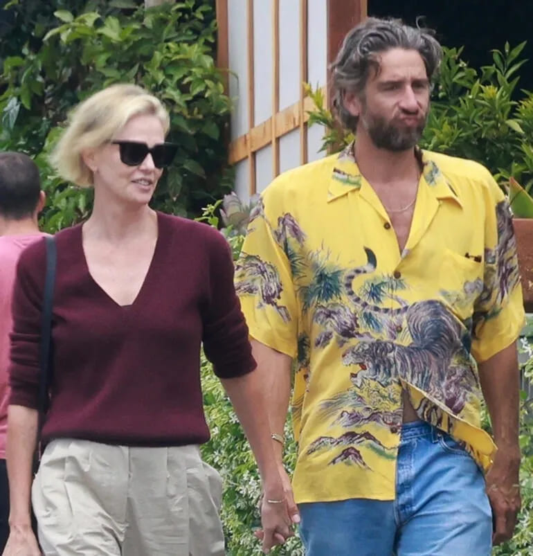Charlize Theron yeni sevgilisiyle el ele
