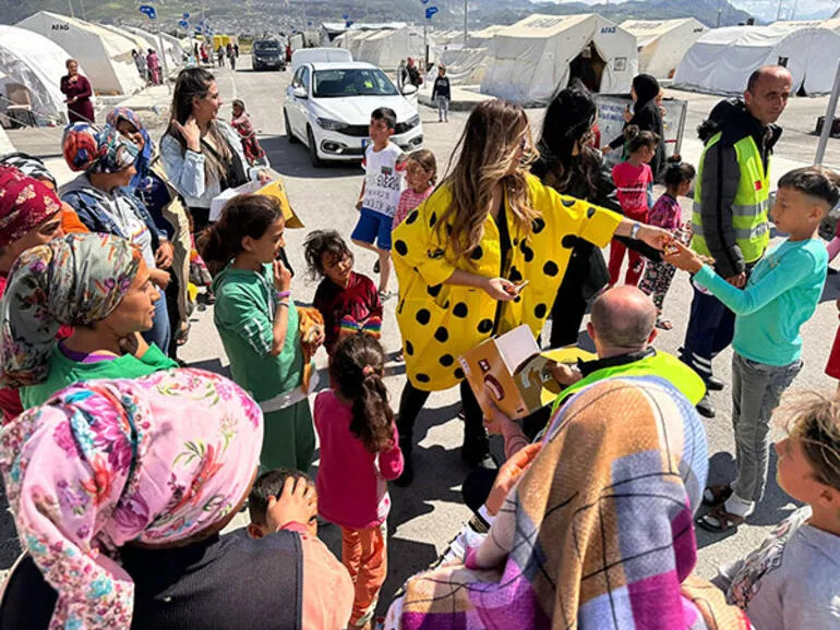 Şarkıcı Aslı Hünel Hatayda depremzede çocuklarla bir araya geldi-1 - All Magazine Şarkıcı Aslı Hünel, Hatay’da depremzede çocuklarla bir araya geldi