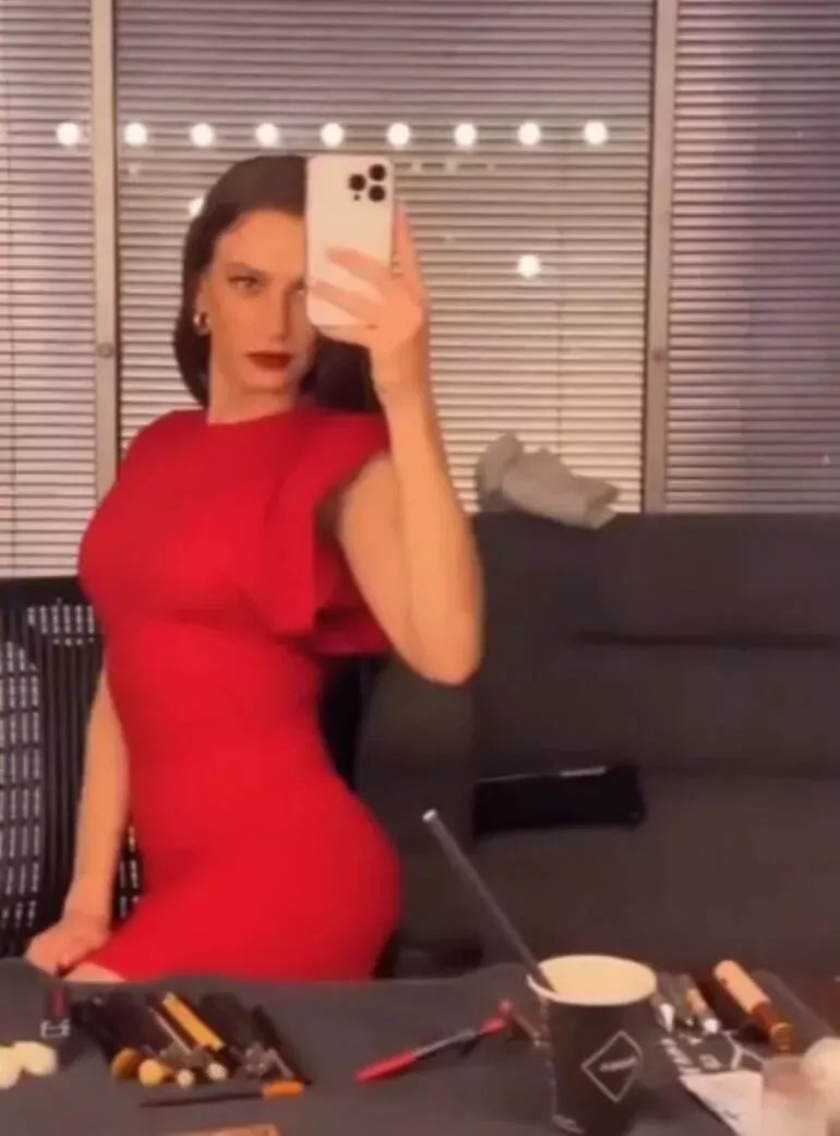 Serenay Sarıkaya’dan kırmızı elbiseli ayna videosu