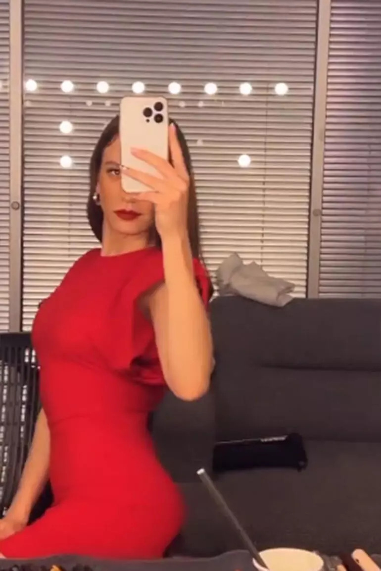 Serenay Sarıkaya’dan kırmızı elbiseli ayna videosu