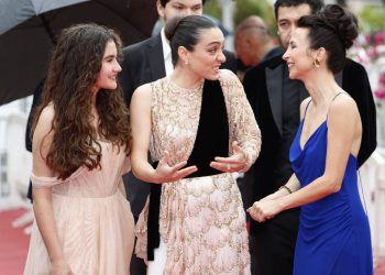 Merve Dizdar Cannes’daki kıyafetini eleştirenlere ateş püskürdü