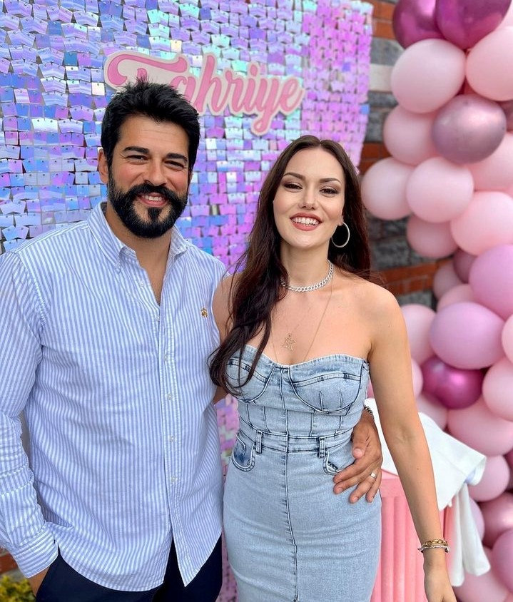 Burak Özçivit, eşi Fahriye Evcen'in doğum gününü romantik paylaşımla kutladı: Aşkım iyi ki...
