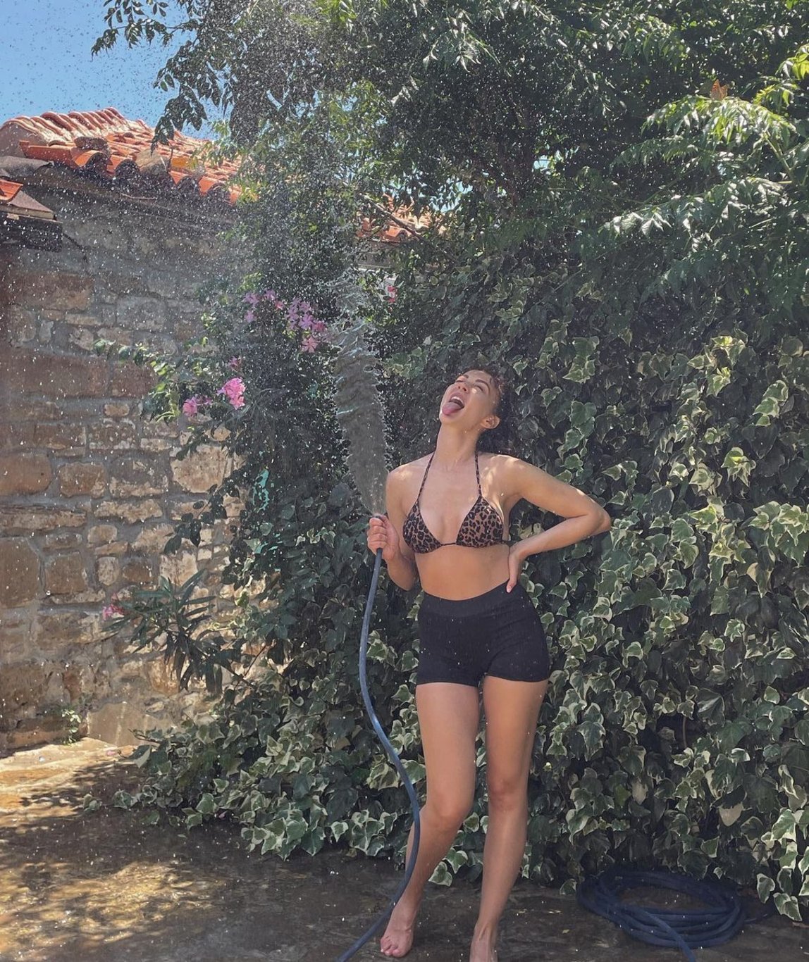 Burcu Özberk leopar desenli bikinisiyle bahçe suladı
