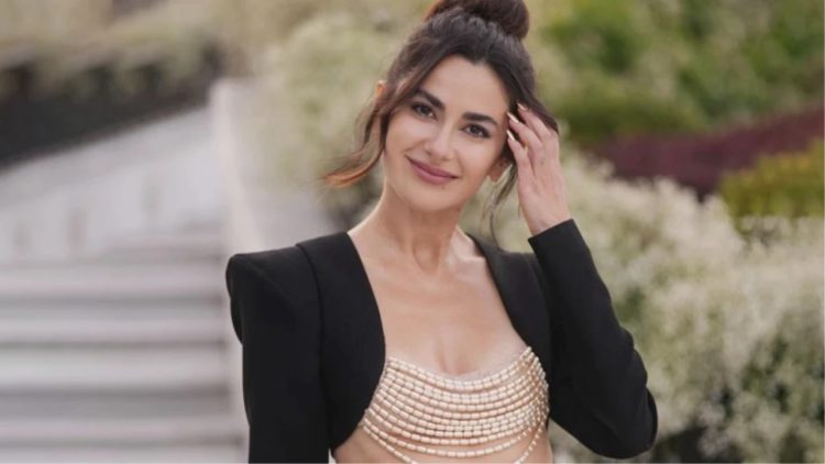 Didem Uzel, Eda Ece'nin düğününde göğüs dekolteli elbises giyen Nesrin Cavadzade'yi eleştirdi