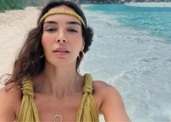 Ebru Şahin'in yeni pozları hayranlarını büyüledi