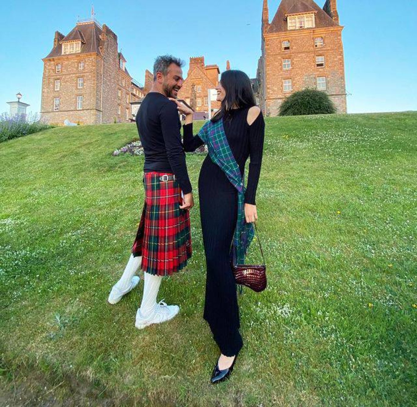 Erkan Kolçak Köstendil ve Cansu Tosun, İskoçya gezilerinde kilt giyerek poz verdi