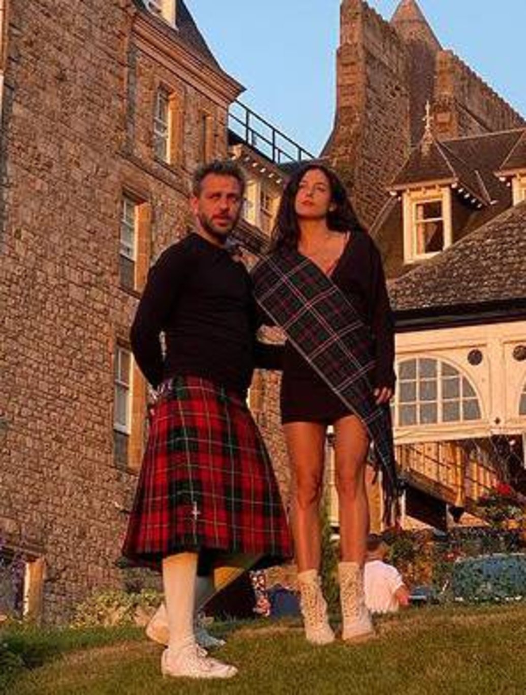Erkan Kolçak Köstendil ve Cansu Tosun, İskoçya gezilerinde kilt giyerek poz verdi