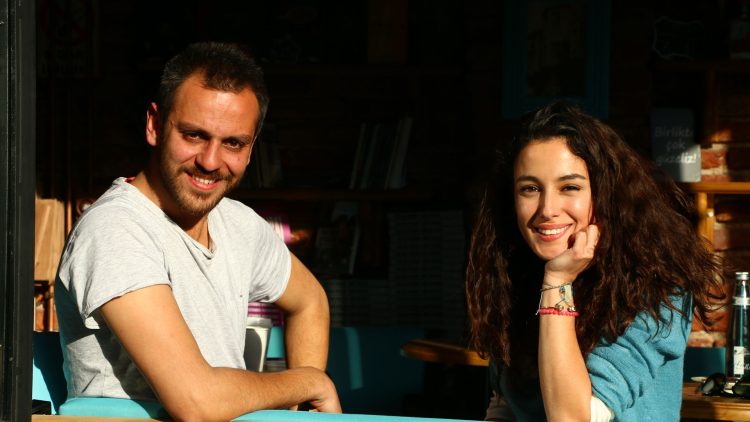 Erkan Kolçak Köstendil ve Cansu Tosun, İskoçya gezilerinde kilt giyerek poz verdi