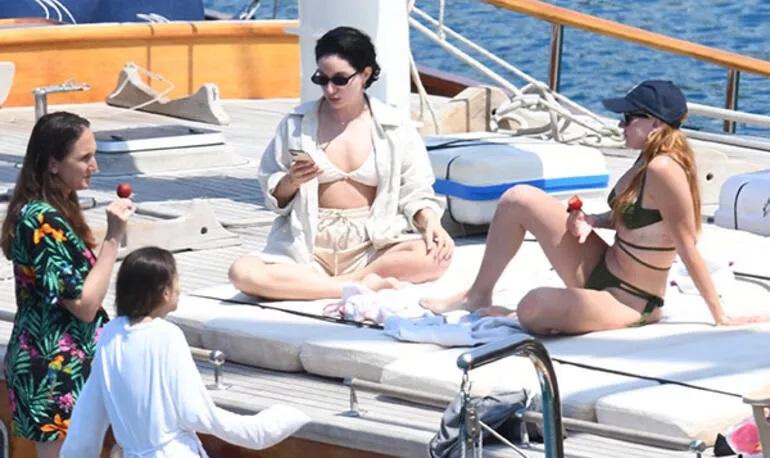 Gizem Karaca lüks teknede tatilin tadını çıkarıyor 