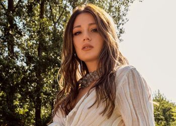 Gizem Karaca lüks teknede tatilin tadını çıkarıyor