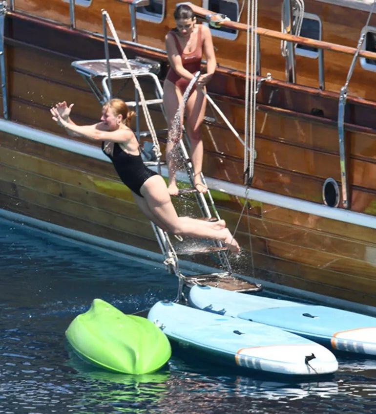 Gizem Karaca lüks teknede tatilin tadını çıkarıyor 