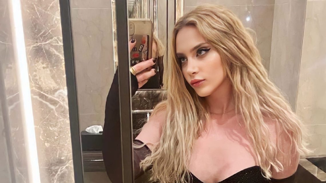Güzel oyuncu, sözlerini şu şekilde noktaladı: “Kendim uzun süre beden dismorfik bozukluğu ve kısa süre blumiayla mücadele etmiş bir insan olarak bunu üzerimde taşımak benim için kıymetliydi ve yaptım. Geceye uygun olsun diye de üzerine bir takım payetler ve simli biye ekledim. Ve ne olursa olsun kendimi çok iyi hissettim. Tarz olmak, rüküş olmak, güzel olmak, çirkin olmak yerine yaratıcılığı, cesareti ve özgürlüğü hissettim dün gece. Bu, küçük Hayalciğe teşekkür postudur. Hep kafanın dikine gittin, hep de gitmeye devam et. Yol orası.”