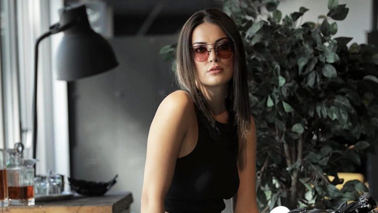 İrem Sak'ın makyajsız hali objektiflere yansıdı