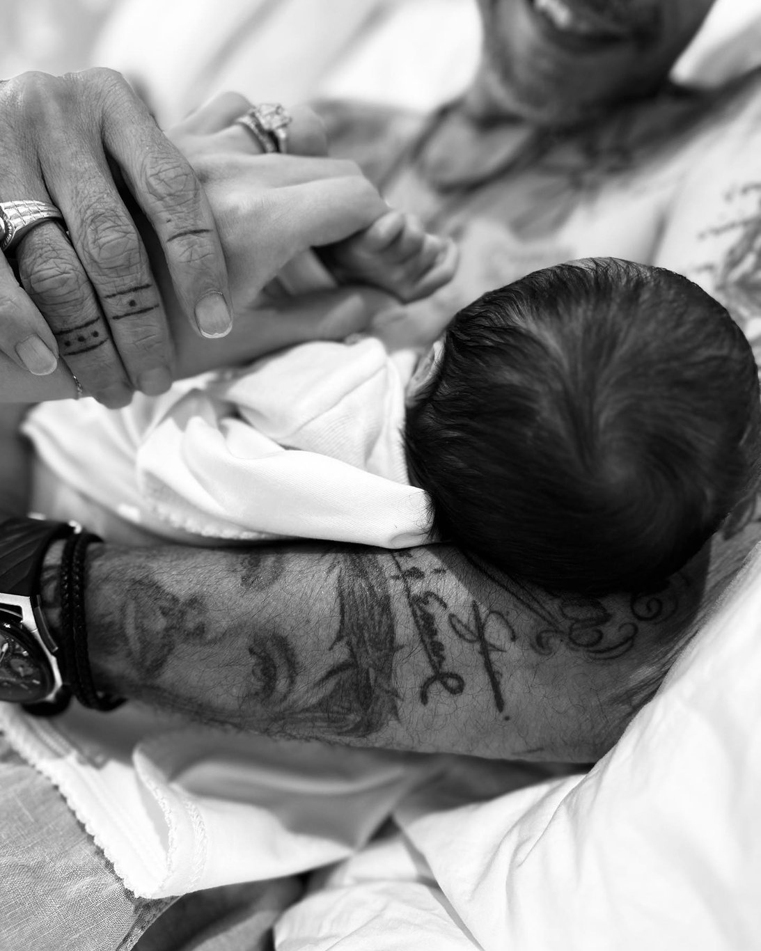 Marc Anthony ile Paraguaylı manken Nadia Ferreira ilk çocuklarını kucağına aldı
