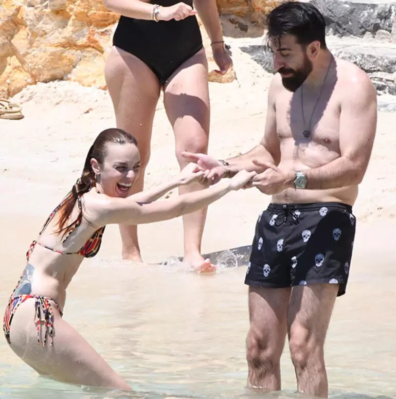 Nilperi Şahinkaya ve Sevgilisi Emre Yusufi, Çeşme'de bayram tatilinin keyfini çıkardı!
