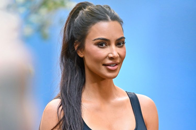 Keeping Up With The Kardashians yıldızı, büyük bir siyah el çantası ve siyah bir kemerle bu cesur kıyafetini tamamladı. Makyaj olarak, mat bir açık kahverengi ruj ve yanaklarına pembe allıkla mükemmel bir görünüm elde etti.