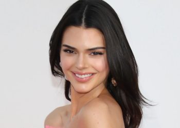 Ünlü Model Kendall Jenner cesur kıyafetiyle dikkat çekti