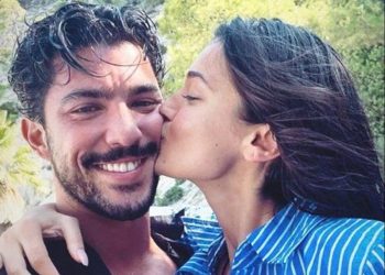 Ünlü oyuncu Pınar Deniz Delikanlım şarkısını sahnede seslendirdi Kaan Yıldırım hayranlıkla izledi