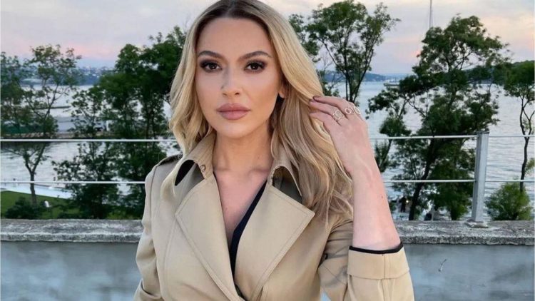 Hadise’den süper minili efsane pozlar!