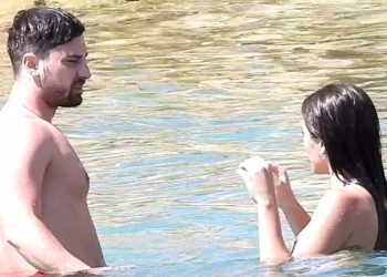Alp Navruz ile Sıla Türkoğlu'nun tatil keyfi Çeşme'de sürüyor