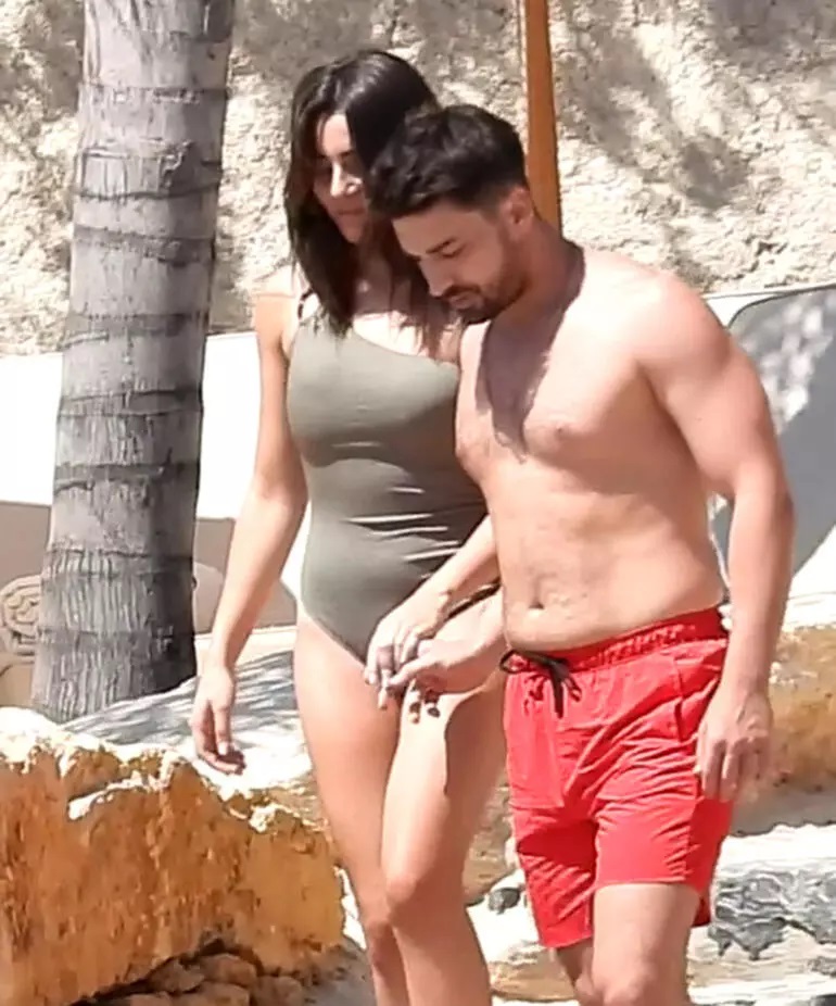 Alp Navruz ile Sıla Türkoğlu'nun tatil keyfi Çeşme'de sürüyor